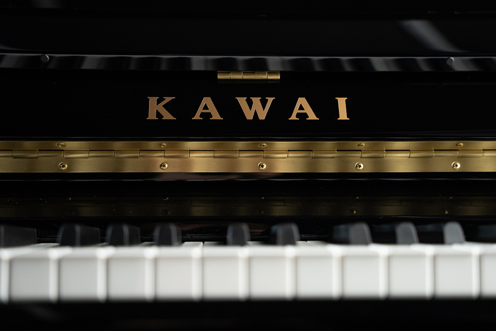 Kawai Piano K-300 mit Resonanzbodenlautsprecher, schwarz poliert