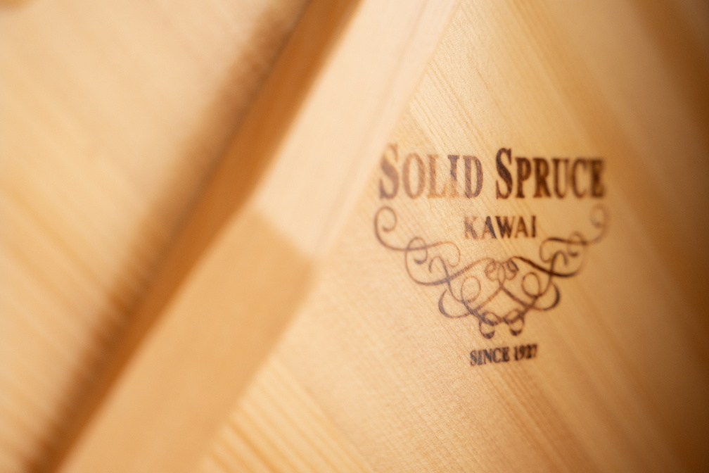 Kawai Piano K-300 mit Resonanzbodenlautsprecher, schwarz poliert