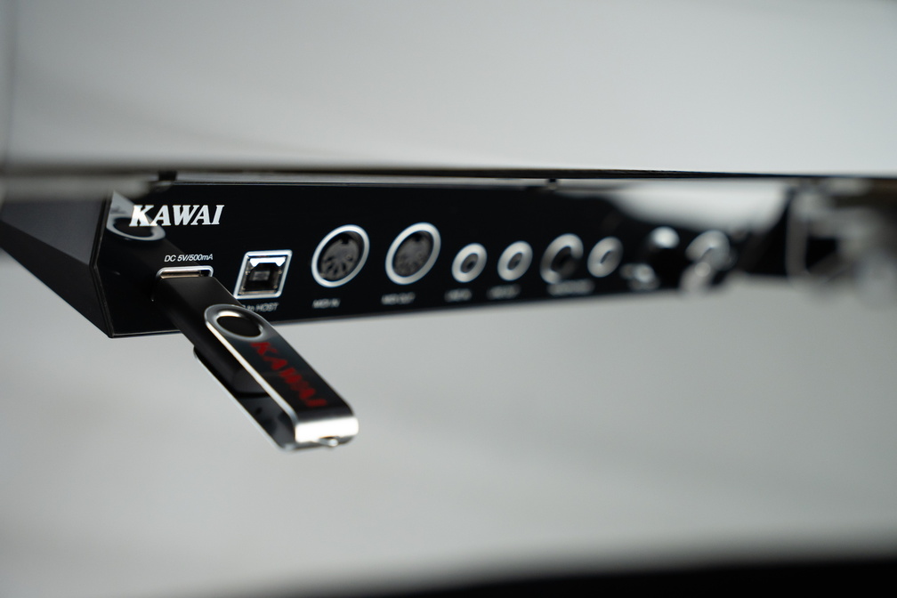 Kawai Piano K-15 mit Stummschaltung, weiß poliert