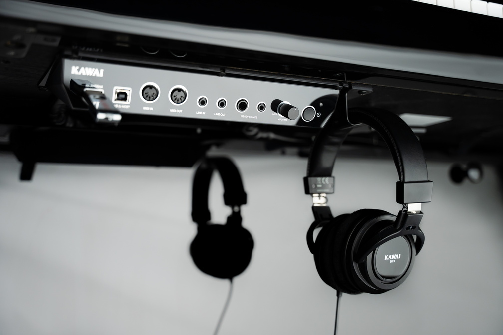 Kawai Piano K-200 mit Stummschaltung, weiß poliert Chrom